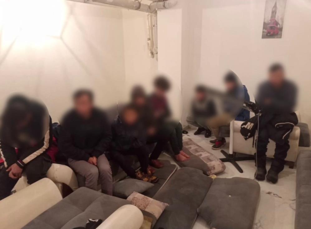 Erciş'te ‘şok ev’ operasyonu 8 yabancı uyruklu göçmen yakalandı