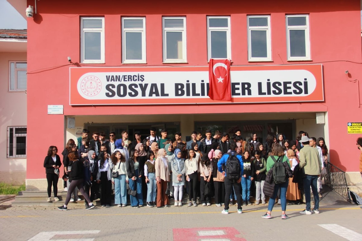 Erciş Sosyal Bilimler Lisesi Öğrencilere Gezi Düzenledi...